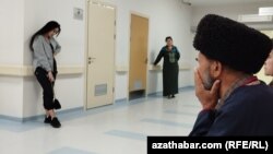 Keselhanada nobatyna garaşyp duran adamlar (illýustrasiýa suraty) 