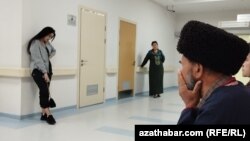 Aşgabadyň keselhanasynda nobatyna garaşýan hassalar (Arhiw suraty) 