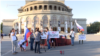 Антивоенная акция протеста россиян в Армении на площади Свободы в Ереване