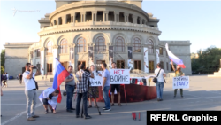 Антивоенная акция протеста россиян в Армении на площади Свободы в Ереване
