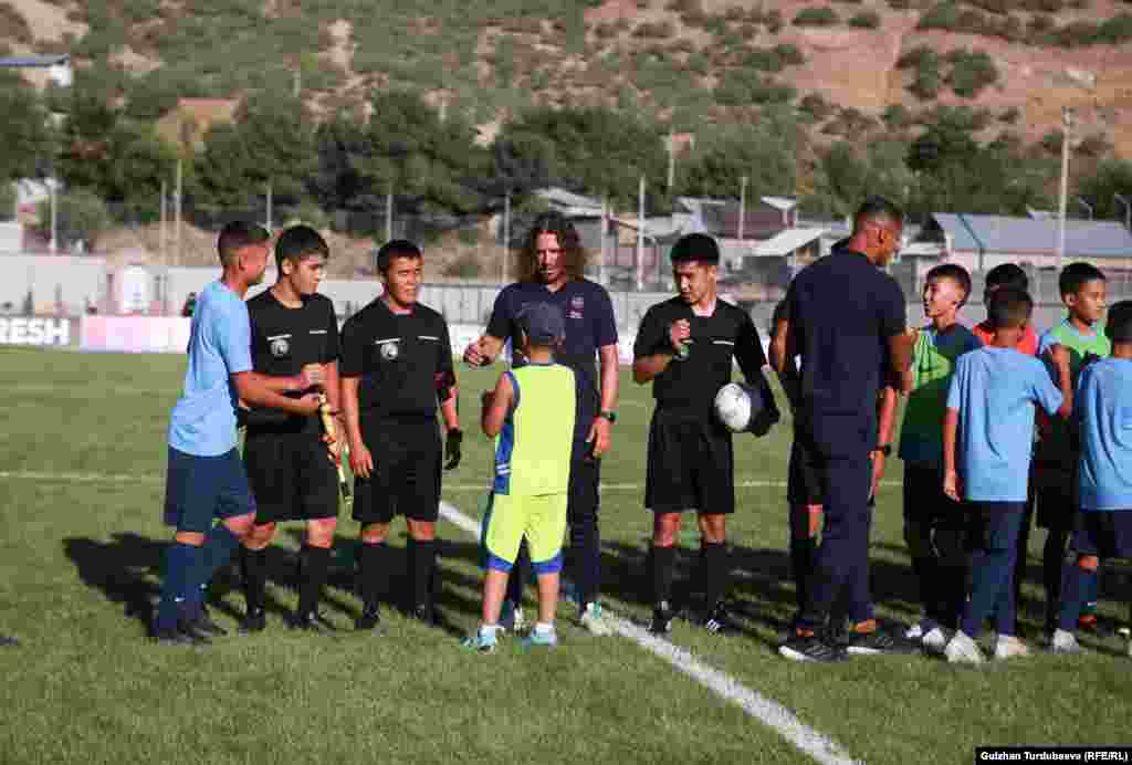 Жалал-Абад шаарындагы &quot;Барселона&quot; академиясынын ачылышында&nbsp;Карлес Пуйоль менен Ривалдо.