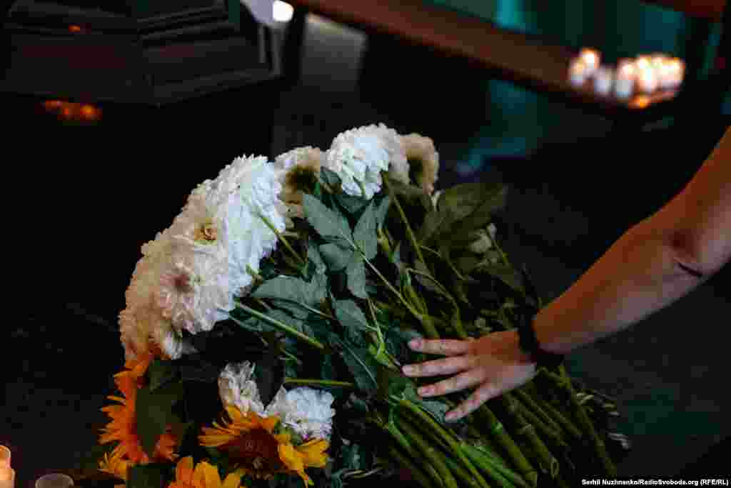 Перед прощанням&nbsp;&laquo;Госпітальєри&raquo; закликали купити квіти на вулиці в бабусі чи дідуся. Олександра за життя опікувалася старенькими людьми, і так вшанувати памʼять про неї