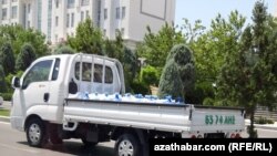 Ýaşaýyş jaýlaryň suw üpjünçiligi ýygy-ýygydan kesilýär. Maddy mümkinçiligi bolan ýaşaýjylar suwy satyn alýarlar. 