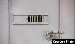 این عکس را که مشخص نیست درِ سلول انفرادی یا قرنظینه است، خبرگزاری قوه قضاییه سال ۱۴۰۱ از زندان قرچک منتشر کرده است.