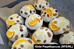 Паски, які волонтери приготували для переселенців у шелтері