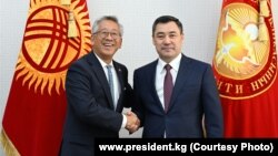 Садыр Жапаров жана Дональд Лу.

