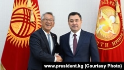 Президент Садыр Жапаров АКШнын мамлекеттик катчысынын Түштүк жана Борбордук Азия иштери боюнча жардамчысы Дональд Луну кабыл алган учуру. Апрель, 2023-жыл. Бишкек

