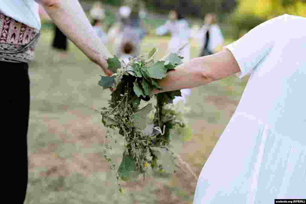 Женщины во время праздника водят хороводы вокруг чучела богини Морены, которая связана со смертью и возрождением природы