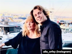 Алла Пугачова з чоловіком Максимом Галкіним, якого в Росії ще у 2022 році внесли в список «іноагентів». Подружжя виїхало з Росії, і тепер мешкає у Латвії і на Кіпрі