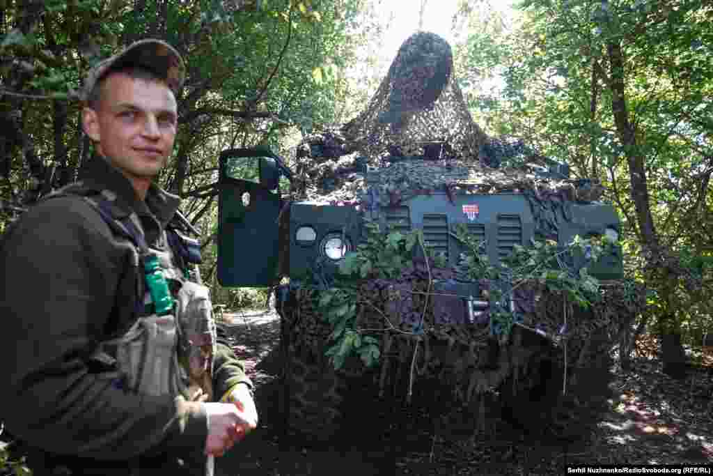 Артилерійська система 2С22 &laquo;Богдана&raquo; на позиціях. Поки авто замасковане, а військові чекають на цілі. Східний напрямок