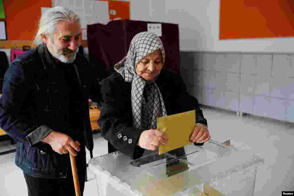 Шайлоо тилкелеринин дээрлик көпчүлүгү орто мектептердин имараттарында жайгашкан.&nbsp;