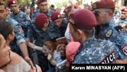 Հայաստան - Ոստիկանները բերման են ենթարկում բողոքի ակցիայի մասնակիցներին, Երևան, 22-ը սեպտեմբերի, 2024.