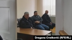 Андрій Наумов на судовому засіданні (посередині)