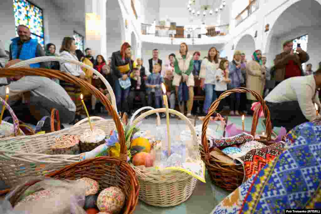 После службы корзины с куличами и яйцами складывают в одном месте