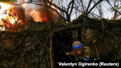 Військовослужбовець веде вогонь у бік російських військ під час нападу Росії на Україну на передовій у Харківській області, Україна травень 21, 2024 року