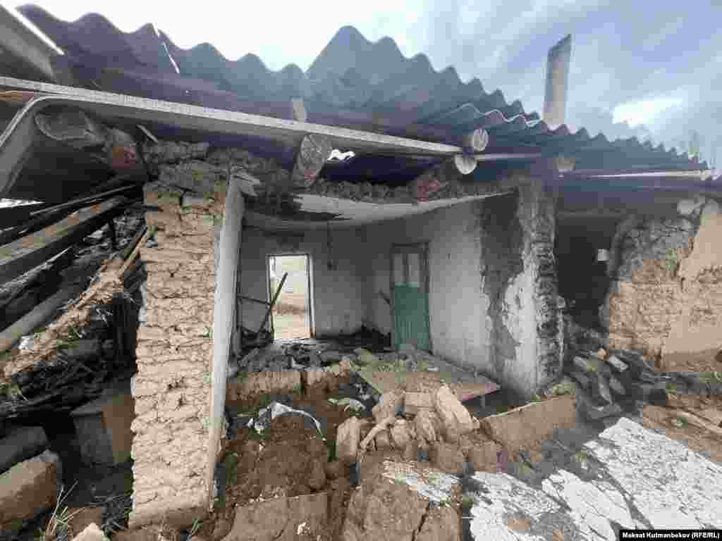 Талас районунун аймагында 23-апрелде катуу жааган жаандан кийинки селдин кесепеттерин жоюу жана башка кечиктирилгис иш-чараларды өз убагында аткаруу үчүн өзгөчө кырдаал режими киргизилген.&nbsp;Сел кыйраткан үй. Көк-Кашат айылы, Талас.