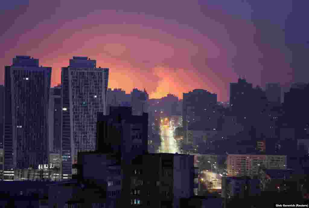 Спалах від вибуху ракети над Києвом під час російського ракетного удару 21 березня 2024 року &nbsp;