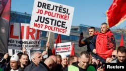 Косовонун экс-президентин колдогондордун акциясы. Гаага, 3-апрель, 2023-жыл