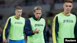 Михайло Мудрик (у центрі) приїхав до табору молодіжної збірної після виступів за головну команду, але в матчі з хорватами на поле не виходив