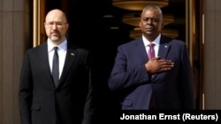 Ուկրաինայի վարչապետ Դեմիս Շմիգալ (Ձ) և Միացյալ Նահանգների պաշտպանության նախարար Լլոյդ Օսթին։ Վաշինգտոն, 12-ը ապրիլի, 2023։