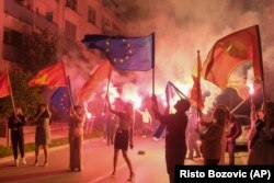 Поддръжници на Яков Милатович от движението "Европа сега", празнуват в столицата на Черна гора Подгорица, неделя, 2 април 2023 г.