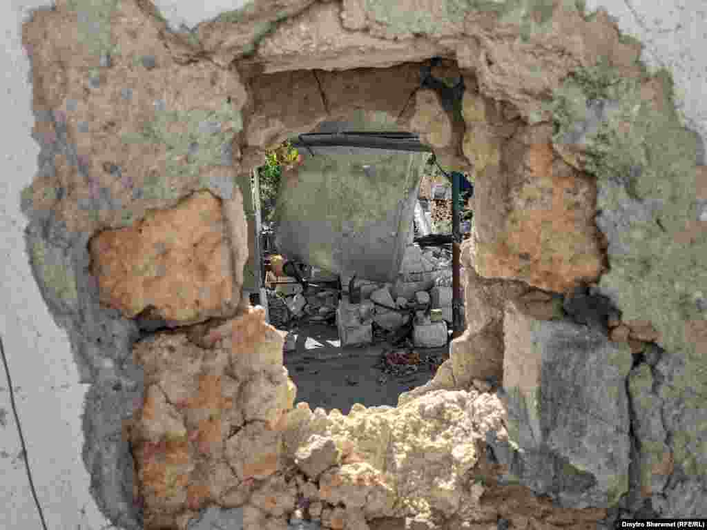 &nbsp;У будинку Олександра залишилася діра від снаряда калібром 152 міліметри