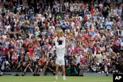 Победителят на Уимбълдън Карлос Алкарас вдига купата след края на мача с Новак Джокович на 16 юли 2023 г.