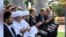 Prezident Shavkat Mirziyoyev, muftiy Nuriddin Xoliqnazarov, Bosh vazir Abdulla Aripov va boshqa rasmiylar Toshkentdagi "Shahidlar xotirasi" xiyobonidagi marosimda. 31-avgust, 2023