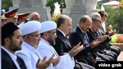 Özbegistanyň prezidenti Şawkat Mirziýoýew, müfti Nuriddin Holiknazarow, premýer-ministr Abdulla Aripow we beýleki resmi adamlar Daşkent şäherindäki "Şahidlar hotirasi" kompleksinde geçirilen dabaralara gatnaşýarlar. 2023-nji ýylyň 31-nji awgusty.
