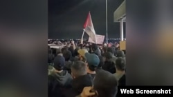 Групи людей із натовпу, що зібрався, перевіряють машини, що виїжджають, розповіли очевидці