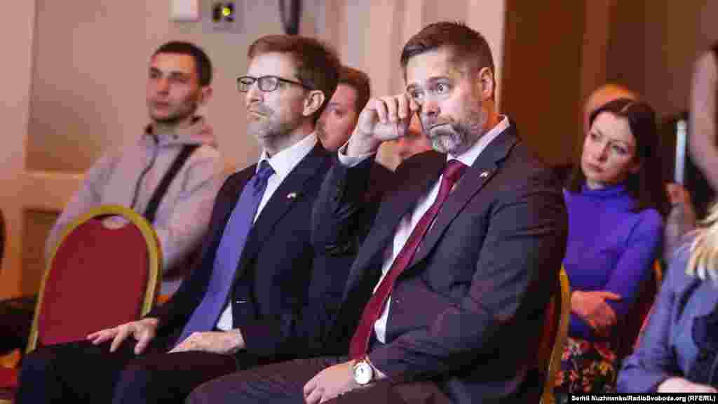 Заступник голови Місії США в Україні&nbsp;Крістофер В. Сміт серед тих, хто прийшли побачити фільм про Віру Гирич та вшанувати пам&#39;ять про неї