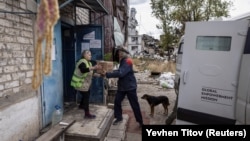 Volunteers unload humanitarian aid in the Ukrainian frontline city of Vuhledar in the Donetsk region. (file photo)