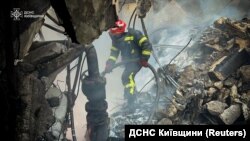 Орус армиясынын Киев облусуна жасаган соккусунан кийин тазаланган объектиде иштеп жаткан куткаруучу. 11-апрель, 2024-жыл. Архивден алынган сүрөт.
