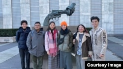 STOP қозғалысы мүшелері (солдан оңға қарай) Әлішер Хасенғалиев, Медет Сүлеймен, Адия Ахмер, Жібек Тоқташ, Айгерім Сейтенова, Ердәулет Рахматулла. Нью-Йорк, 2023 жыл | STOP архивінен