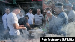 Гўшт Марказий Осиё таомларнинг асосий масаллиғи. Суратда: Хўжанд шаҳридаги Пайшанба бозори.