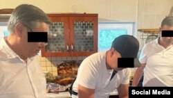 Чүй облустук сотунун судьясы Тилек Абдырашитовду кармоо учуру. УКМК тараткан сүрөт.