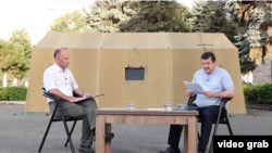 Президент Нагорного Карабаха Араик Арутюнян (справа) проводит онлайн-пресс-конференцию, Степанакерт, 24 июля 2023 г. 