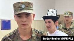 Журналист Актилек Капаров күч кызматкерлеринин коштоосунда соттон чыгып бараткан учур. 7-июнь, 2024-жыл. 