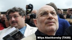  بوریس آکونین که میلیون‌ها نسخه از کتاب‌هایش به زبان‌های مختلف ازجمله فارسی به فروش رفته، به دلیل مخالفت با جنگ علیه اوکراین در روسیه تروریست اعلام شد