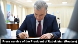 Президент Узбекистана Шавкат Мирзиёев голосует на президентских выборах. Ташкент, 9 июля 2023 года