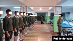 Каракол шаарындагы №2028 аскер бөлүгүндөгү текшерүү. УКМК тараткан сүрөт.