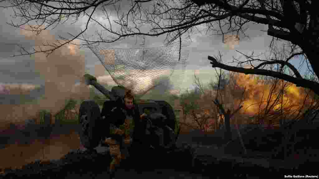 Українські артилеристи б&rsquo;ють по російських позиціях, околиці Бахмуту, 23 квітня 2023 року