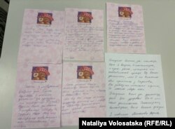 Листи-подяки, які біженці з України залишили у пункті допомоги «Під парасолею». Варшава, 19 лютого 2024 року