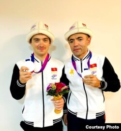 Жалалидин Абдувалиев (оңдо) коштоочусу Артём Шапилов менен сыйлоо аземинен кийин. Ханчжоу шаары. 23-октябрь, 2023-жыл.