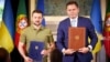 Президент України Володимир Зеленський і прем’єр-міністр Португалії Луїш Монтенегру (праворуч) після підписання двосторонньої угоди про співпрацю у сфері безпеки. Лісабон, 28 травня 2024 року 