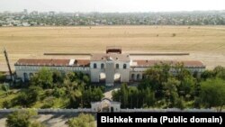 “Аккула” ат майданы жана анын административдик имараты.