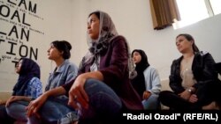 Гурӯҳе аз занону духтарони афғонистонӣ дар шаҳри Ваҳдат