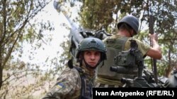 «Коли влучаєш, з’являється азарт»: робота американської М777 на Херсонському напрямку (фоторепортаж)
