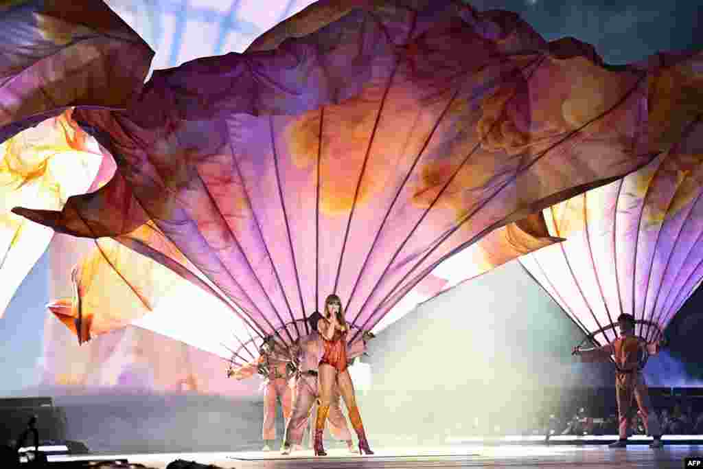  عکسی از اجرای تیلور سویفت، خواننده و ترانه&zwnj;سرای آمریکایی، شامگاه ۲۰ اردیبهشت در پاریس، به&zwnj;عنوان بخشی از تور کنسرت او با عنوان &laquo;تور اِراس (دوره&zwnj;ها)&raquo; که شامل ۱۵۲ اجرا در پنج قاره است 