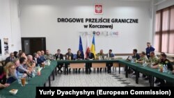 Пункт пропуску «Краківець-Корчова» на українсько-польському кордоні - розмова з журналістами єврокомісарки з питань транспорту Адіни Валеан та представників України та Польщі 6 червня 2023 року 